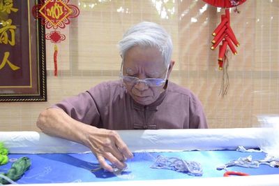 Người dành cả đời gìn giữ nghề thêu ren Văn Lâm