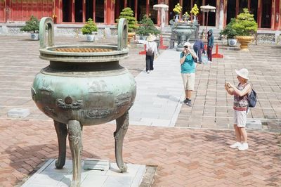 Du khách có thể bị dừng tham quan di tích Huế nếu ăn mặc phản cảm