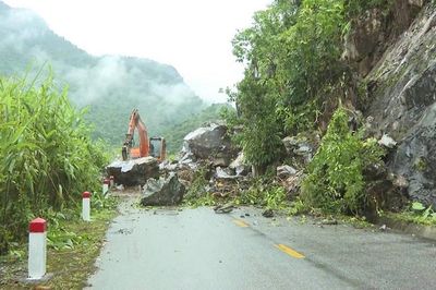 Tuyên Quang khẩn trương thông tuyến sau vụ sạt lở đá