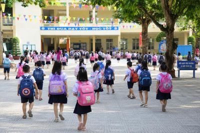 Xin đổi trường đầu cấp: Phụ huynh cần làm gì để không mắc bẫy tin giả?