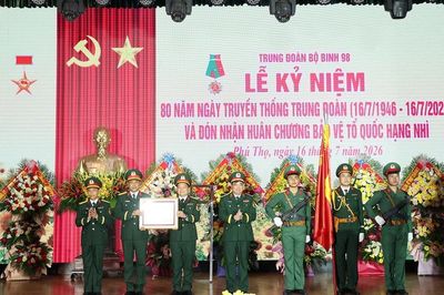 Trung đoàn 98 đón nhận Huân chương Bảo vệ Tổ quốc hạng Nhì