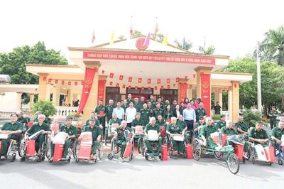 Đại tướng Nguyễn Tân Cương thăm, tặng quà Trung tâm Điều dưỡng thương binh Duy Tiên, Ninh Bình