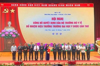 Công bố quyết định bổ nhiệm nữ Hiệu trưởng Trường đại học Y Dược Cần Thơ