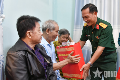 Bộ CHQS tỉnh An Giang: Thăm hỏi, tặng quà hỗ trợ gia đình chính sách, người có công trên địa bàn phường Rạch Giá