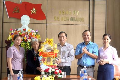 Lãnh đạo Ban Tổ chức Thành ủy Đà Nẵng thăm, tặng quà gia đình chính sách