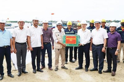 Bí thư Thành ủy Đà Nẵng Lê Ngọc Quang kiểm tra công trình kè khẩn cấp