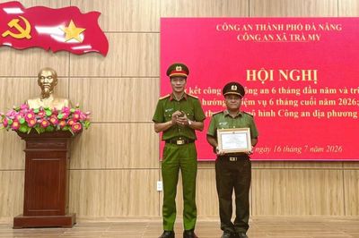 Đại tá Trần Minh Nguyên dự, chỉ đạo tại hội nghị Công an xã Trà My