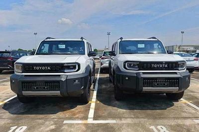 [GALLERY] 'Hàng nóng' Toyota Land Cruiser FJ cập cảng Việt Nam, chờ ra mắt