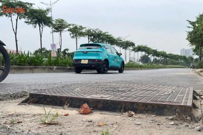 Hàng loạt nắp cống nhô cao thành 'bẫy' người đi đường trên phố Phạm Tu