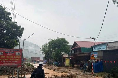 Lũ ống cuốn đất đá vào khu dân cư ở Lào Cai