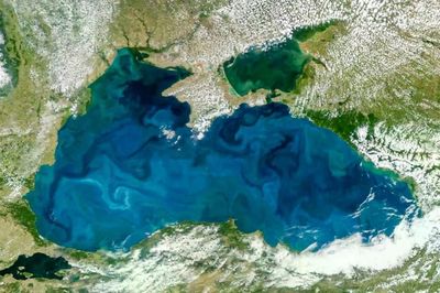 Biển Đen chuyển sang màu ngọc lam rực rỡ khi nhìn từ không gian