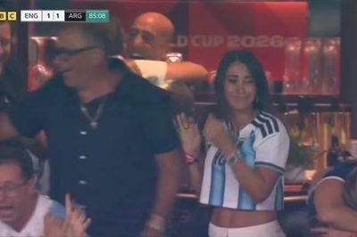 'Nóc nhà' bật khóc trên khán đài sau màn 'cứu' Argentina xuất thần của Messi