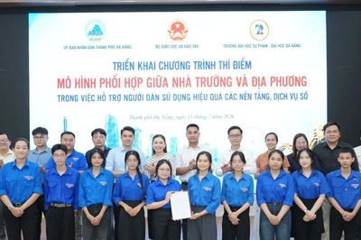 Sinh viên Đà Nẵng về phường hỗ trợ người dân làm thủ tục trực tuyến