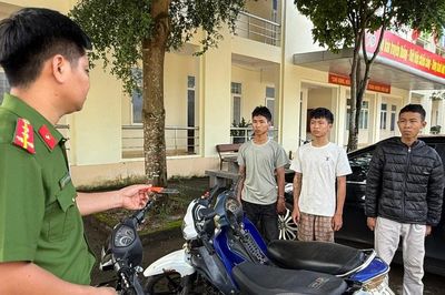 Nhóm thanh thiếu niên mang dao, đi xe tháo biển số để cướp tài sản