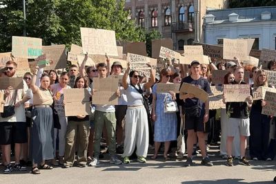Ukraine: Người dân phẫn nộ, biểu tình phản đối việc Tổng thống Zelensky miễn nhiệm Bộ trưởng Quốc phòng Fedorov
