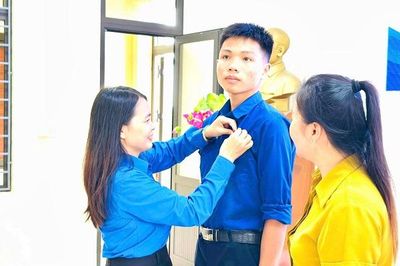Lao xuống biển cứu người, nam sinh Quảng Trị được trao Huy hiệu 'Tuổi trẻ dũng cảm'