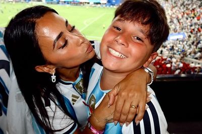 Vợ Messi vỡ òa cảm xúc