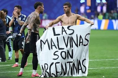 Tuyển Argentina đối mặt án phạt từ FIFA vì giương biểu ngữ sau trận thắng Anh