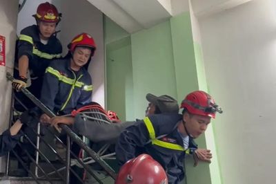 [Clip] Cảnh sát PCCC giải cứu công nhân gặp nạn trên mái nhà tầng 4