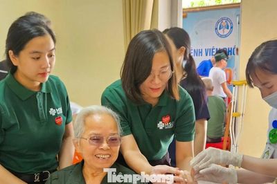 Mang thiết bị y tế hiện đại thăm khám cho hơn 100 thương, bệnh binh nhân ngày 27/7