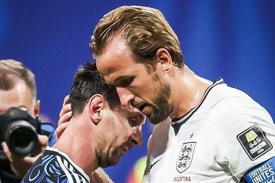 Ảnh Messi ôm Harry Kane gây bão mạng