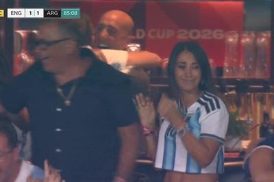 Vợ Messi bật khóc trên khán đài khi Argentina ghi bàn