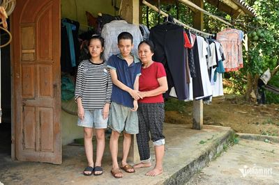 Gần 20 năm chăm hai con khuyết tật, cha mẹ già chỉ mong các con không bơ vơ