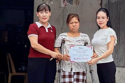 Trao hơn 64 triệu đồng tiếp sức người mẹ suy thận nuôi con nhỏ ở Ninh Bình