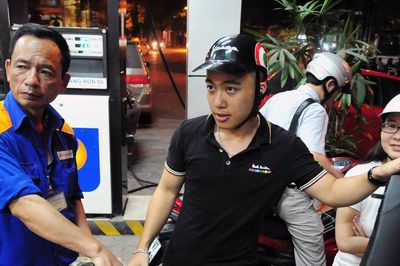 Giá xăng dầu đồng loạt tăng: E10 lên 20.550 đồng/lít, dầu diesel tăng hơn 1.500 đồng/lít