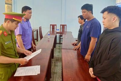 VKSND Khu vực 9 tỉnh Vĩnh Long phê chuẩn khởi tố 3 bị can về tội 'đánh bạc'