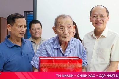 Phó Bí thư Thường trực Tỉnh ủy Nguyễn Hồng Lĩnh thăm, tặng quà người có công với cách mạng