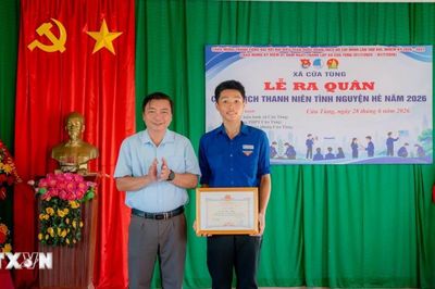 Quảng Trị: Trao Huy hiệu 'Tuổi trẻ dũng cảm' cho nam sinh cứu người đuối nước
