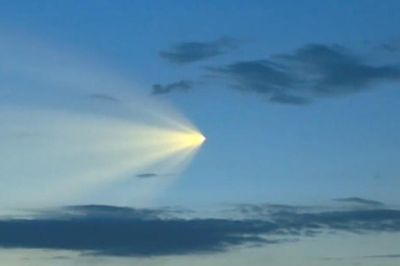 Giải mã ánh sáng giống UFO trên bầu trời Tân Cương, Trung Quốc