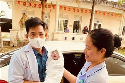 Kịp thời đỡ đẻ thành công cho sản phụ ngay trên xe taxi