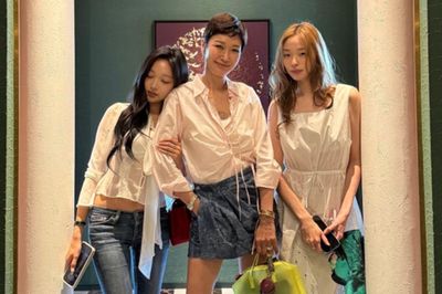 Người mẫu Byun Jung Soo gây sốt với nhan sắc trẻ trung bên hai con gái