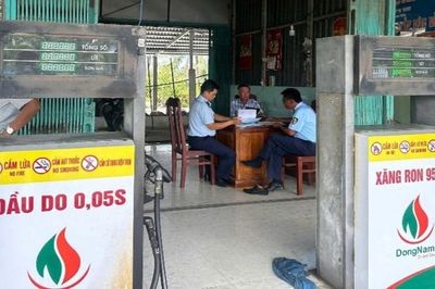 Giấy phép kinh doanh hết hạn, một doanh nghiệp xăng dầu ở An Giang vẫn mở cửa bán hàng
