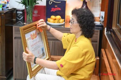 'Con đi 6 tháng rồi về thăm mẹ, nhanh thôi mẹ ơi!'
