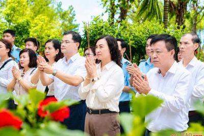 Đoàn công tác Bộ Công Thương dâng hương tưởng niệm tại Khu di tích Kim Liên