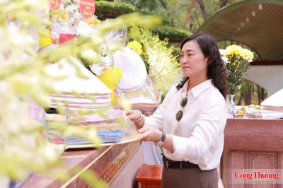 Đoàn công tác Bộ Công Thương tri ân các anh hùng liệt sĩ tại Ngã ba Đồng Lộc
