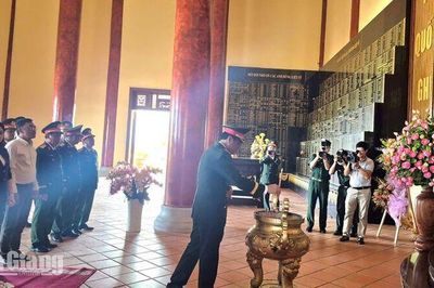 Bộ Tư lệnh Quân khu 9 dâng hương tri ân các anh hùng liệt sĩ tại Phú Quốc