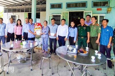 Thường trực HĐND tỉnh An thăm 4 gia đình người có công với cách mạng tiêu biểu ở xã Vĩnh Phong, Vĩnh Thuận