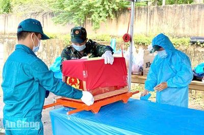 Lấy mẫu hài cốt liệt sĩ phục vụ giám định ADN tại Nghĩa trang Liệt sĩ Tri Tôn