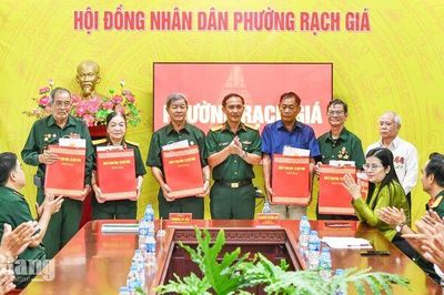 Trao 26 suất quà cho gia đình chính sách, người có công tại phường Rạch Giá