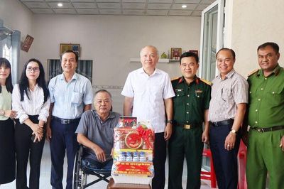 Thăm, tặng quà người có công với cách mạng tiêu biểu tại hai xã Châu Thành và Bình An