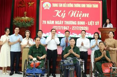 Đoàn công tác Tạp chí Cộng sản thăm, tặng quà tại Trung tâm Điều dưỡng thương binh Thuận Thành