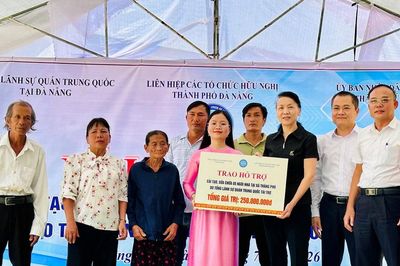 Tổng Lãnh sự quán Trung Quốc tại Đà Nẵng hỗ trợ sửa chữa nhà ở cho 5 hộ dân khó khăn xã Thăng Phú