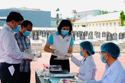 Lãnh đạo UBND phường An Nhơn Bắc thăm, động viên đội lấy mẫu ADN tại Nghĩa trang Nhơn Hạnh