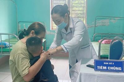 Trạm Y tế xã Ia Nan khám sức khỏe định kỳ cho trẻ em tại địa phương