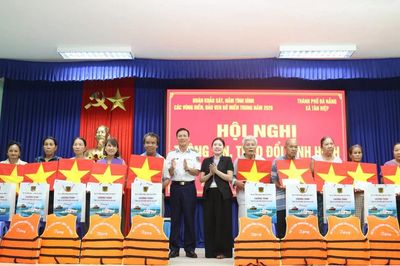 Cảnh sát biển đồng hành cùng quân, dân Cù Lao Chàm