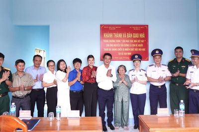 Bàn giao nhà ở cho gia đình chính sách tại xã Vạn Ninh